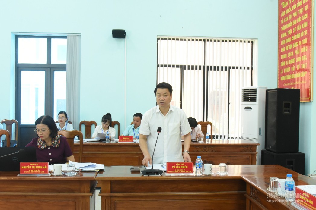 Lãnh đạo Đảng ủy xã Hoàng Văn Thụ báo cáo tổ công tác kết quả hoạt động, khó khăn vướng mắc, đề xuất, kiến nghị của xã