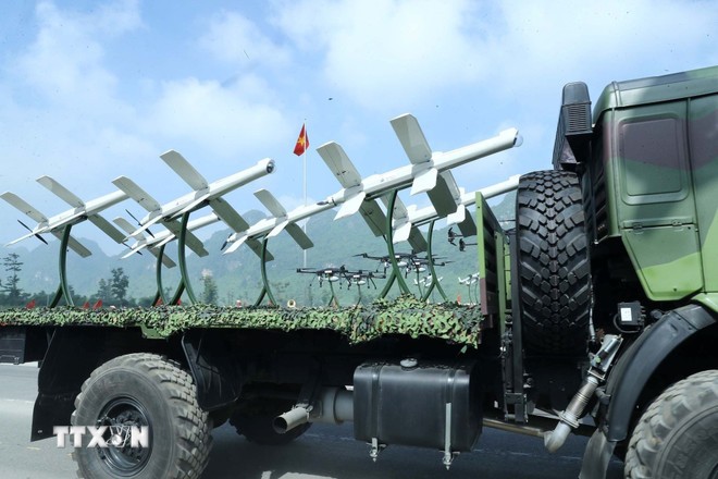 Máy bay không người lái do Việt Nam sản xuất tại lễ hợp luyện. (Ảnh: Trọng Đức/TTXVN)