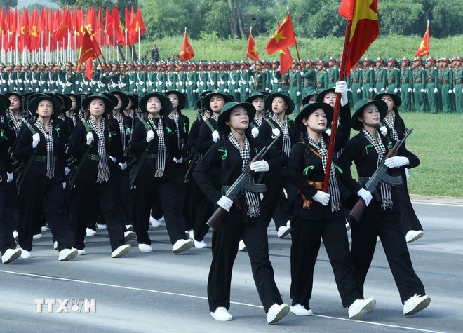 Khối nữ du kích miền Nam tham gia hợp luyện. (Ảnh: Trọng Đức/TTXVN)