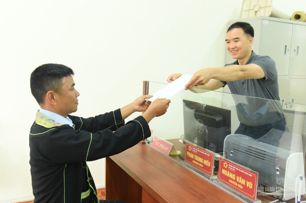 Chuyên viên Trung tâm Phục vụ hành chính công xã Cao Lộc trả kết quả thủ tục hành chính lĩnh vực hộ tịch cho công dân