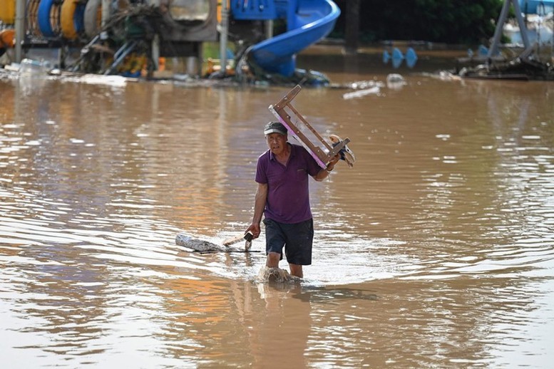 Mưa lớn gây ngập lụt ở Mật Vân, ngoại ô Bắc Kinh - Ảnh: AFP