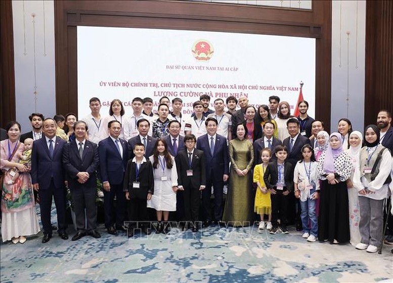 Chủ tịch nước Lương Cường và Phu nhân cùng đoàn đại biểu cấp cao Việt Nam với cán bộ, nhân viên Đại sứ quán, các cơ quan và đại diện cộng đồng người Việt Nam tại Ai Cập