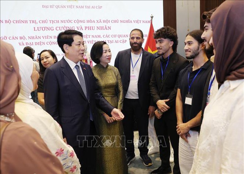 Chủ tịch nước Lương Cường và Phu nhân với kiều bào đang làm việc, sinh sống tại Ai Cập