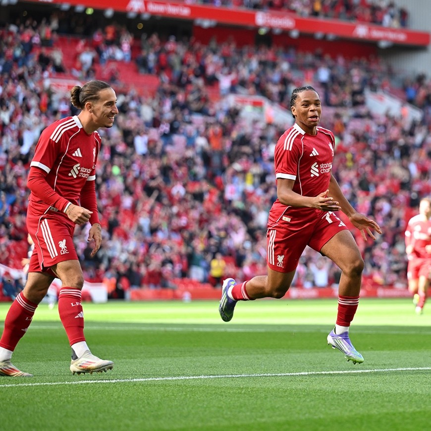 Ngumoha (bên phải) ăn mừng bàn thắng mở tỷ số cho Liverpool. Ảnh: liverpoolfc.com