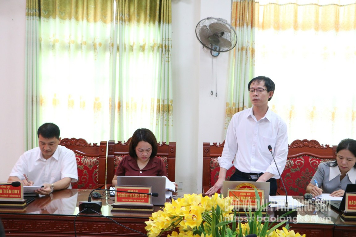 Lãnh đạo UBND xã Đồng Đăng báo cáo một số nội dung tổ công tác quan tâm