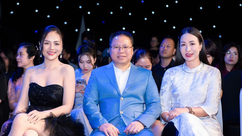 Đại diện Ban tổ chức gồm diễn viên Thu Quỳnh, nhà báo Bùi Việt Cường, nhà thiết kế Yến Ngô.
