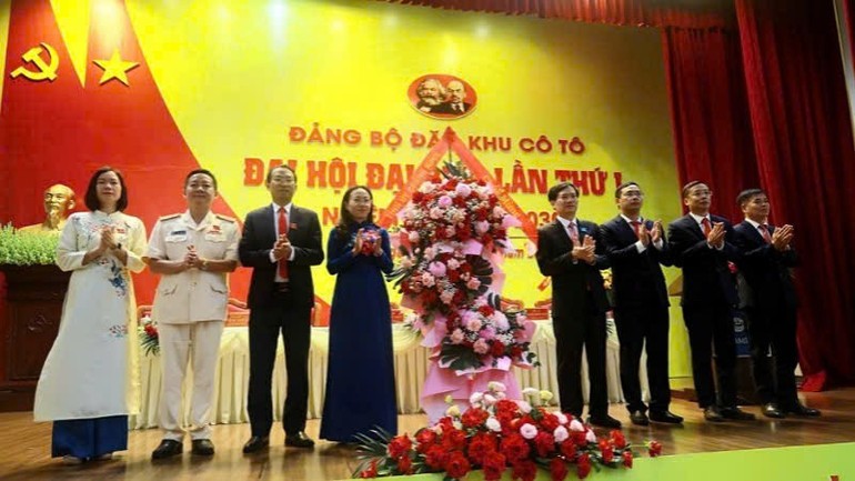 Phó Bí thư Tỉnh ủy Quảng Ninh Vũ Quyết Tiến tặng hoa chúc mừng Đại hội Đảng bộ đặc khu Cô Tô.