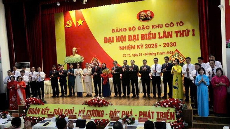 Lãnh đạo tỉnh Quảng Ninh tặng hoa chúc mừng Ban Chấp hành Đảng bộ đặc khu Cô Tô nhiệm kỳ 2025-2030.