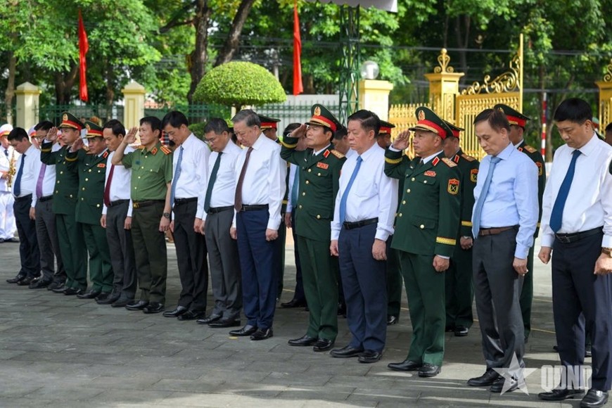 Tổng Bí thư Tô Lâm và các đại biểu dâng hương tưởng niệm các Anh hùng liệt sĩ Quân đoàn 12.