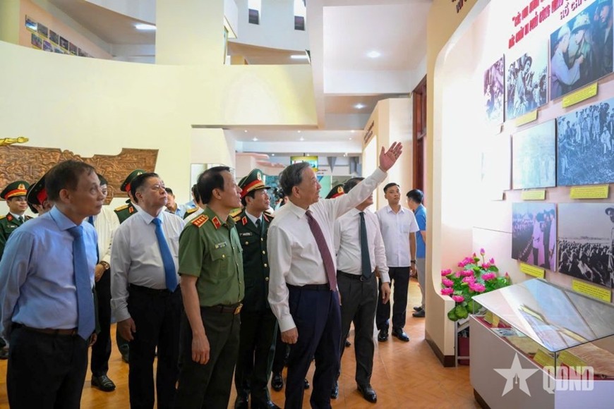  Tổng Bí thư Tô Lâm và các đại biểu tham quan Bảo tàng Quân đoàn 12.