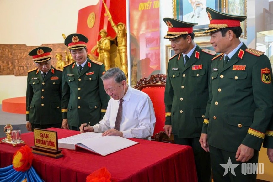 Tổng Bí thư Tô Lâm ghi sổ vàng truyền thống Quân đoàn 12.