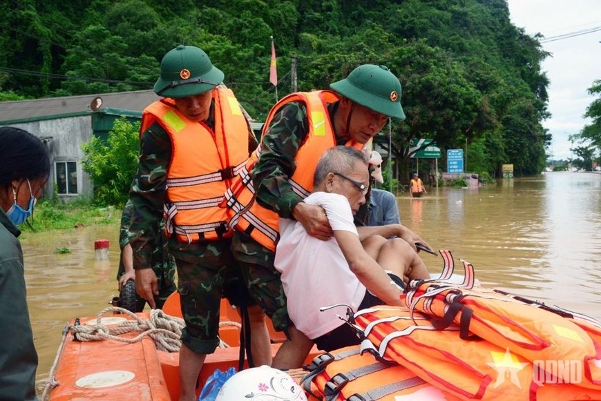 Ban Chỉ huy Phòng thủ khu vực 5 - Anh Sơn (Bộ CHQS tỉnh Nghệ An) huy động phương tiện chuyên chở người dân trong các trường hợp khẩn cấp qua khu vực ngập lụt cuối tháng 7-2025. 