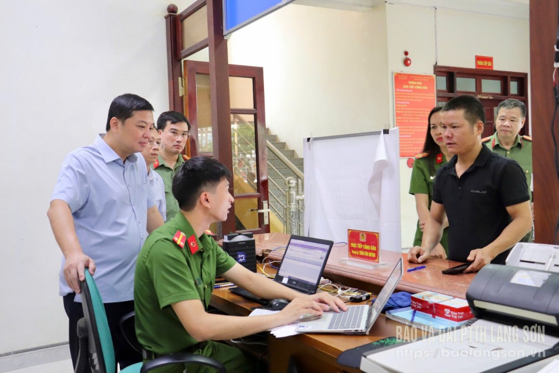 Đồng chí Giám đốc Công an tỉnh kiểm tra hoạt động tại Trung tâm Phục vụ hành chính công xã Thất Khê