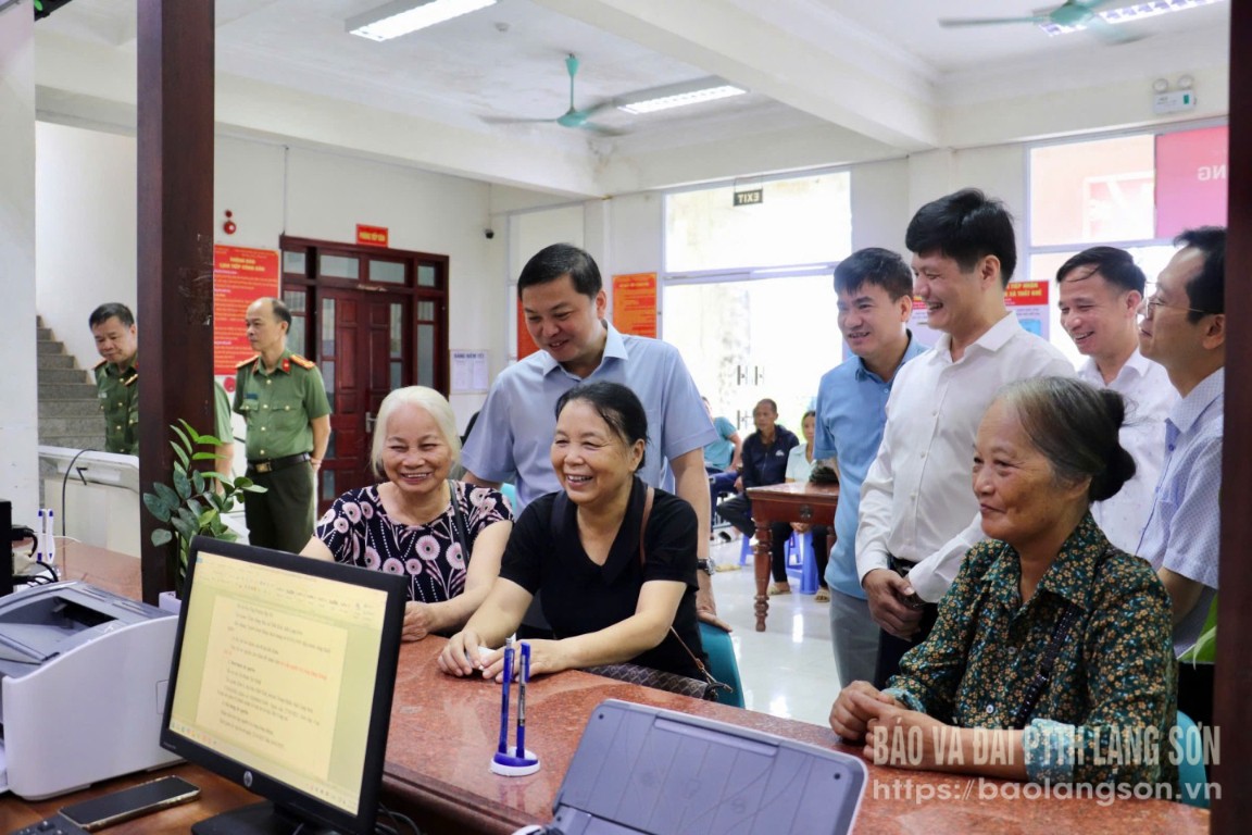 Đồng chí Giám đốc Công an tỉnh thăm hỏi người dân đến giải quyết thủ tục hành chính tại Trung tâm Phục vụ hành chính công xã Thất Khê