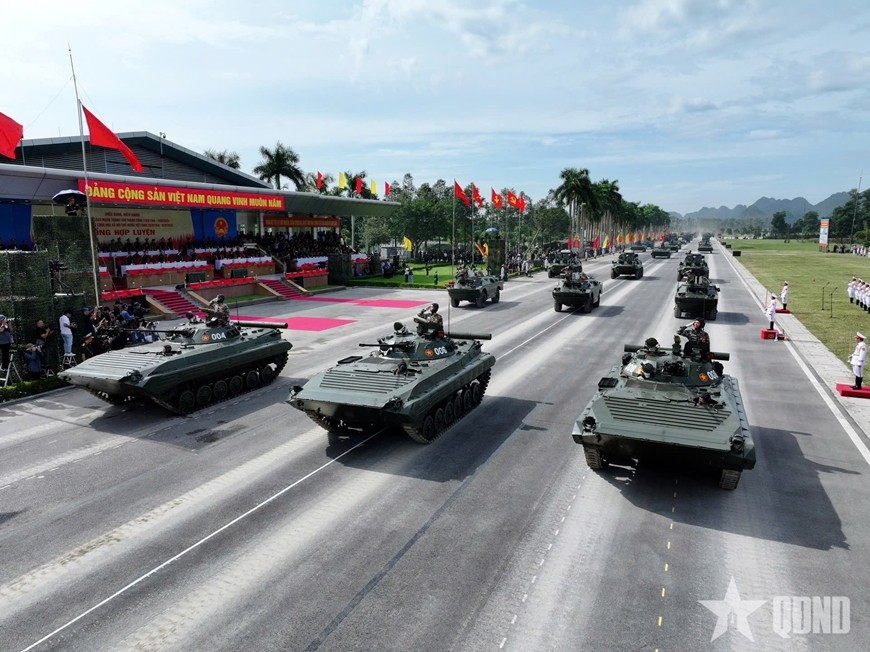Xe tăng, xe thiết giáp được cải tiến, hiện đại hóa hùng dũng tiến qua lễ đài. 