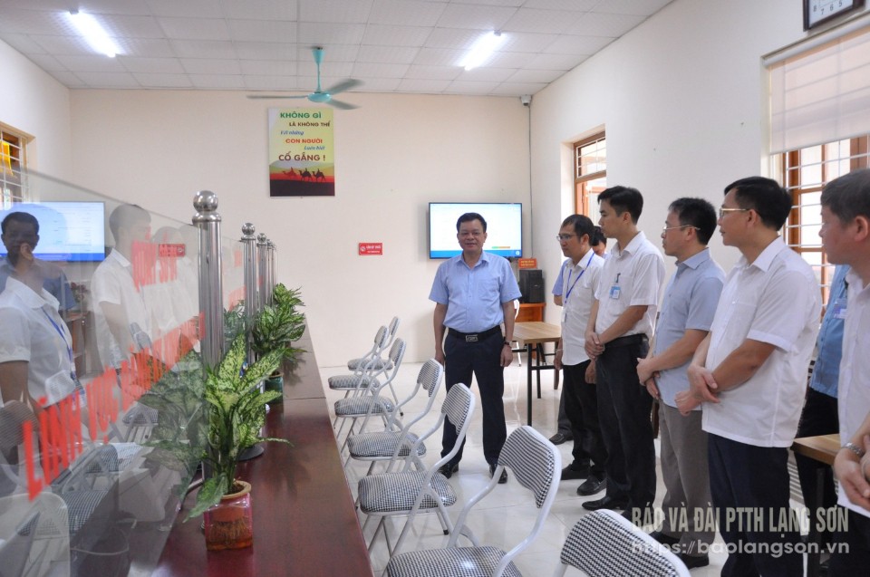 Đồng chí Nguyễn Quốc Khánh, Ủy viên Ban Thường vụ Tỉnh ủy, Trưởng Ban Tuyên giáo và Dân vận Tỉnh ủy kiểm tra thực tế công tác vận hành tại Trung tâm Phục vụ hành chính công xã Nhân Lý