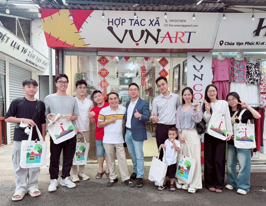 Hình ảnh cột cờ Hà Nội, tháp Bút, cầu Thê Húc... trên các sản phẩm túi xách do Hợp tác xã Vụn Art sản xuất. Ảnh: Vụn Art