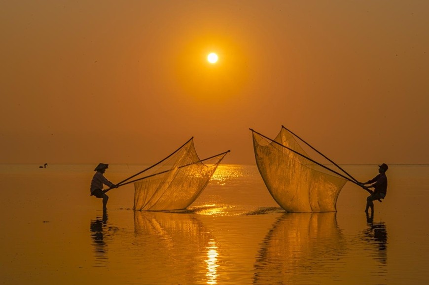 Biển vô cực lúc sáng sớm.