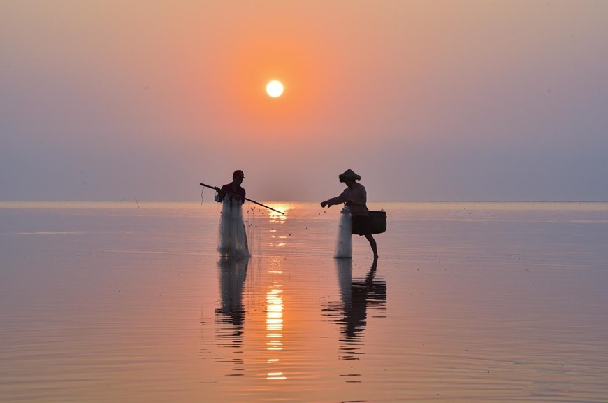 Ngư dân gỡ lưới.