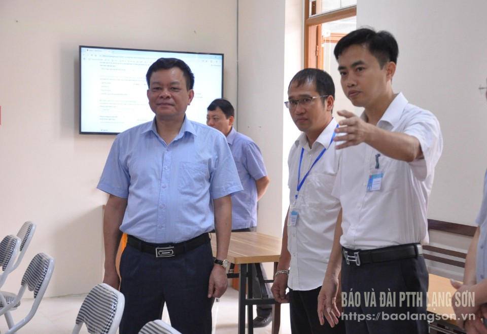 Tổ công tác số 10 kiểm tra thực tế công tác vận hành tại Trung tâm Phục vụ hành chính công xã Nhân Lý