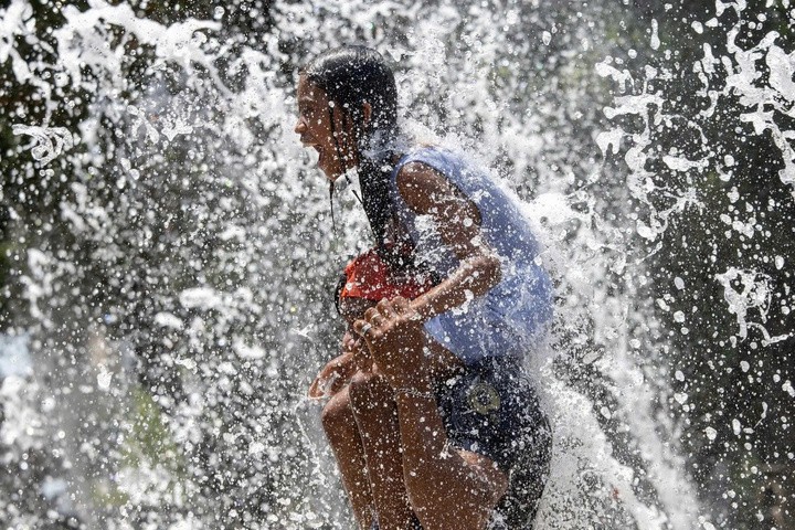 Người dân phải ngâm mình trong nước để làm mát cơ thể. (Ảnh: Reuters)