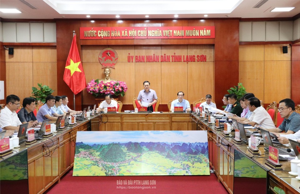 Đồng chí Hồ Tiến Thiệu, Phó Bí thư Tỉnh ủy, Chủ tịch UBND tỉnh phát biểu kết luận các nội dung tại phiên họp