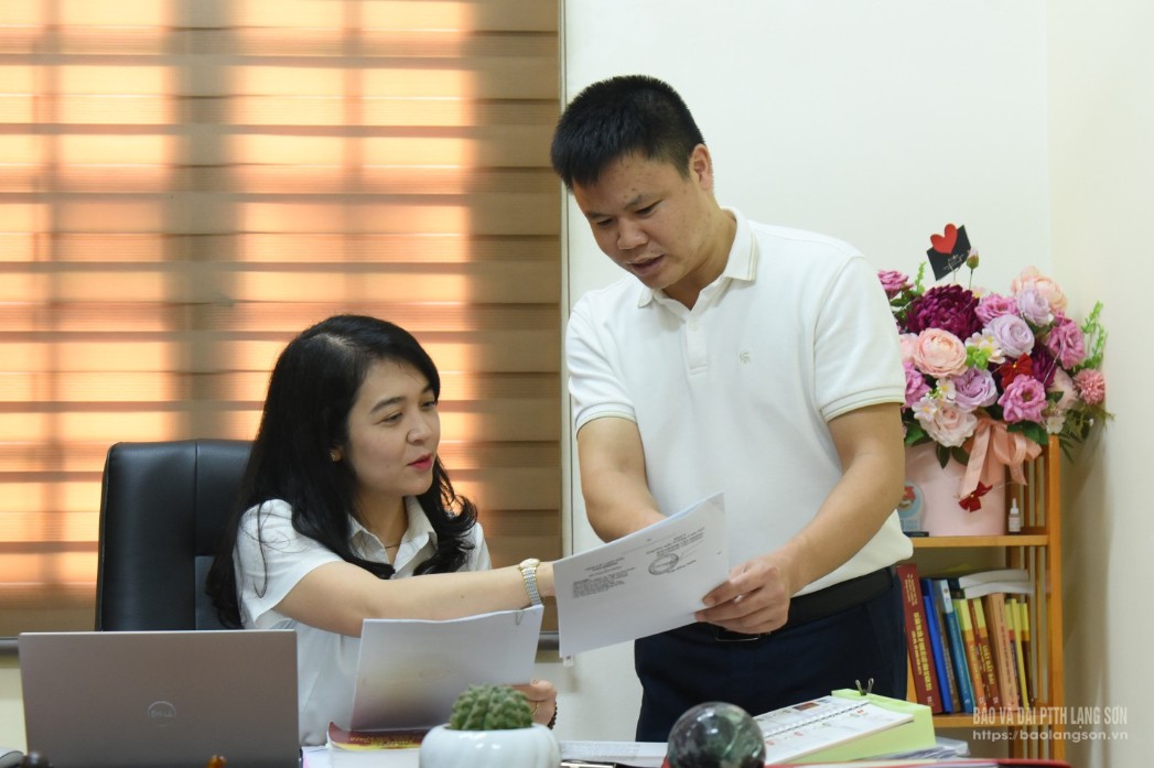 Chị Trà trao đổi chuyên môn nghiệp vụ với đồng nghiệp
