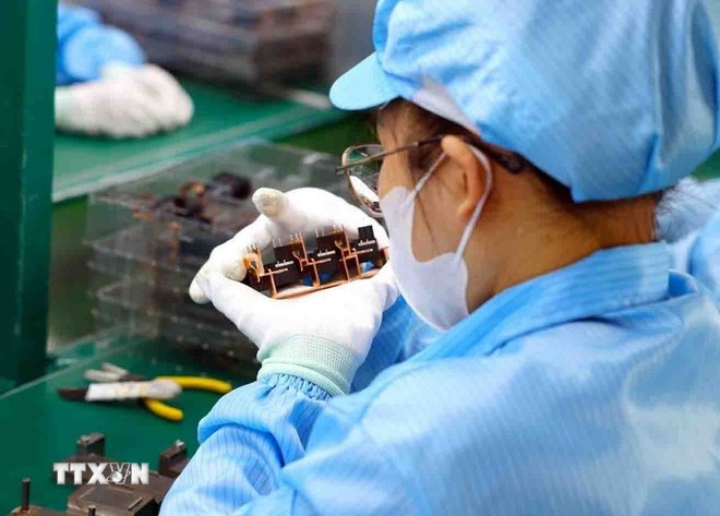 Sản xuất linh kiện điện tử. (Nguồn: TTXVN)