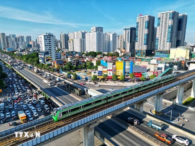 Tuyến đường sắt đô thị Cát Linh-Hà Đông (Hà Nội) - tuyến đường sắt đô thị đầu tiên của cả nước trở thành phương tiện đi lại hằng ngày của đông đảo người dân Thủ đô. (Ảnh: Tuấn Anh/TTXVN)