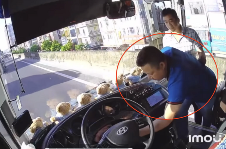 B.T.S. leo lên xe khách, rút chìa khoá rồi bỏ đi.