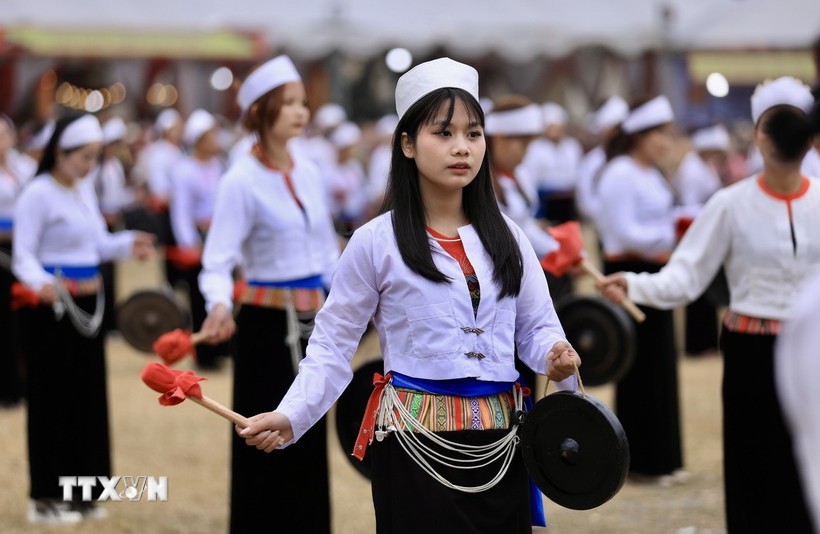 Phụ nữ Mường trong trang phục truyền thống trình diễn trong Lễ hội Khai hạ. (Ảnh: Trọng Đạt/TTXVN)