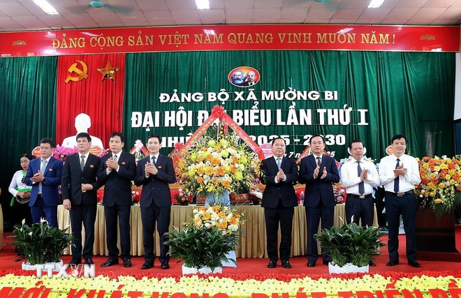 Phó Bí thư Tỉnh ủy Phú Thọ Nguyễn Phi Long tặng hoa chúc mừng Đại hội Đảng bộ lần thứ nhất xã Mường Bi. (Ảnh: Thanh Hải/TTXVN)