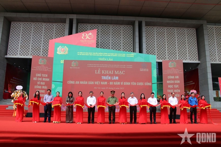 Các đại biểu cắt băng khai mạc triển lãm “Công an nhân dân Việt Nam - 80 năm vì bình yên cuộc sống”.