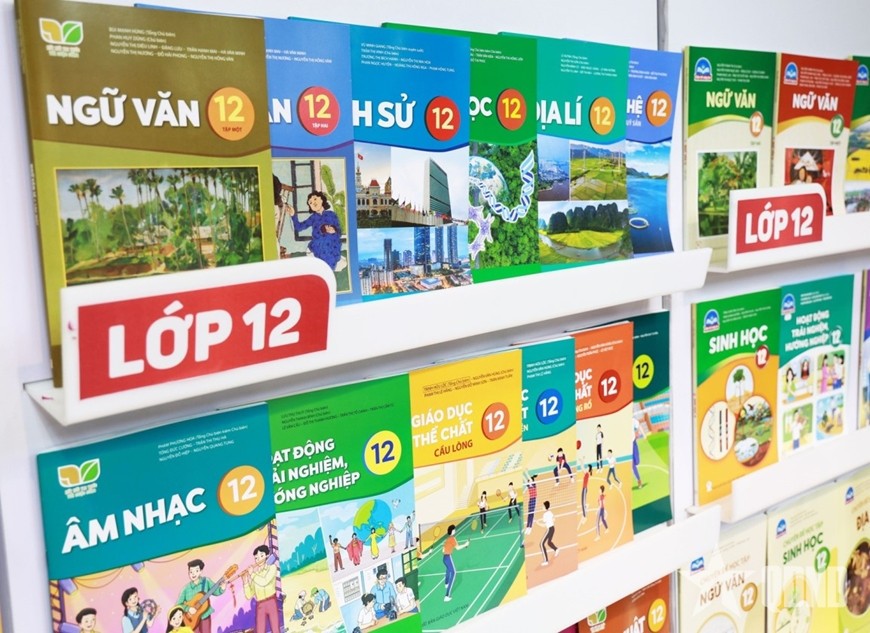 Một số ngữ liệu trong sách giáo khoa không còn phù hợp với thực tế và cần chỉnh sửa.