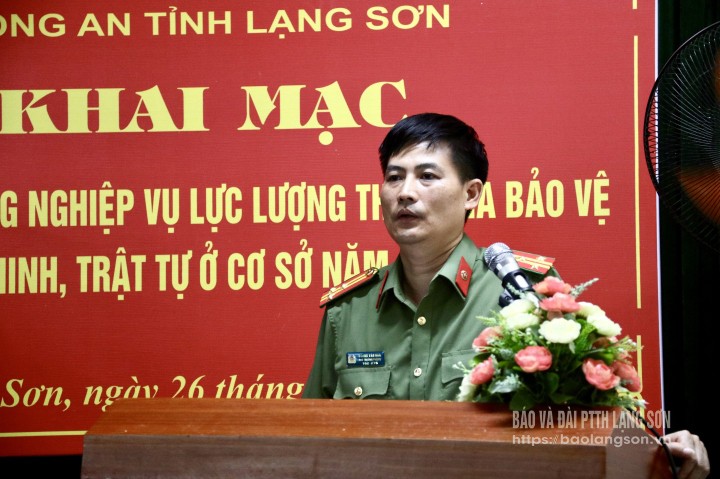 Lãnh đạo Phòng Tham mưu, Công an tỉnh truyền đạt một số nội dung trong chuyên đề bồi dưỡng