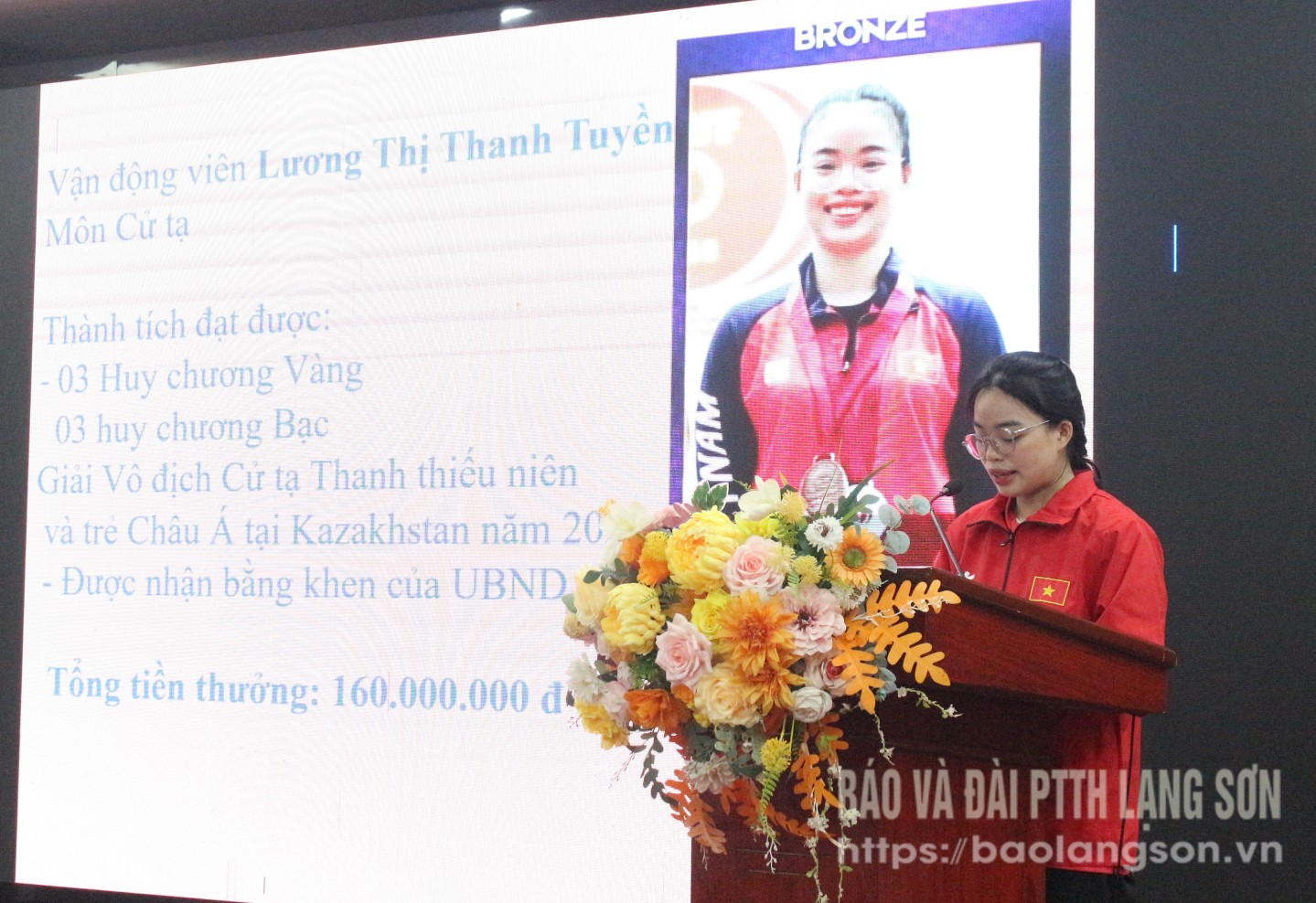 VĐV Lương Thị Thanh Tuyền thay mặt các VĐV được tuyên dương phát biểu trong chương trình gặp mặt