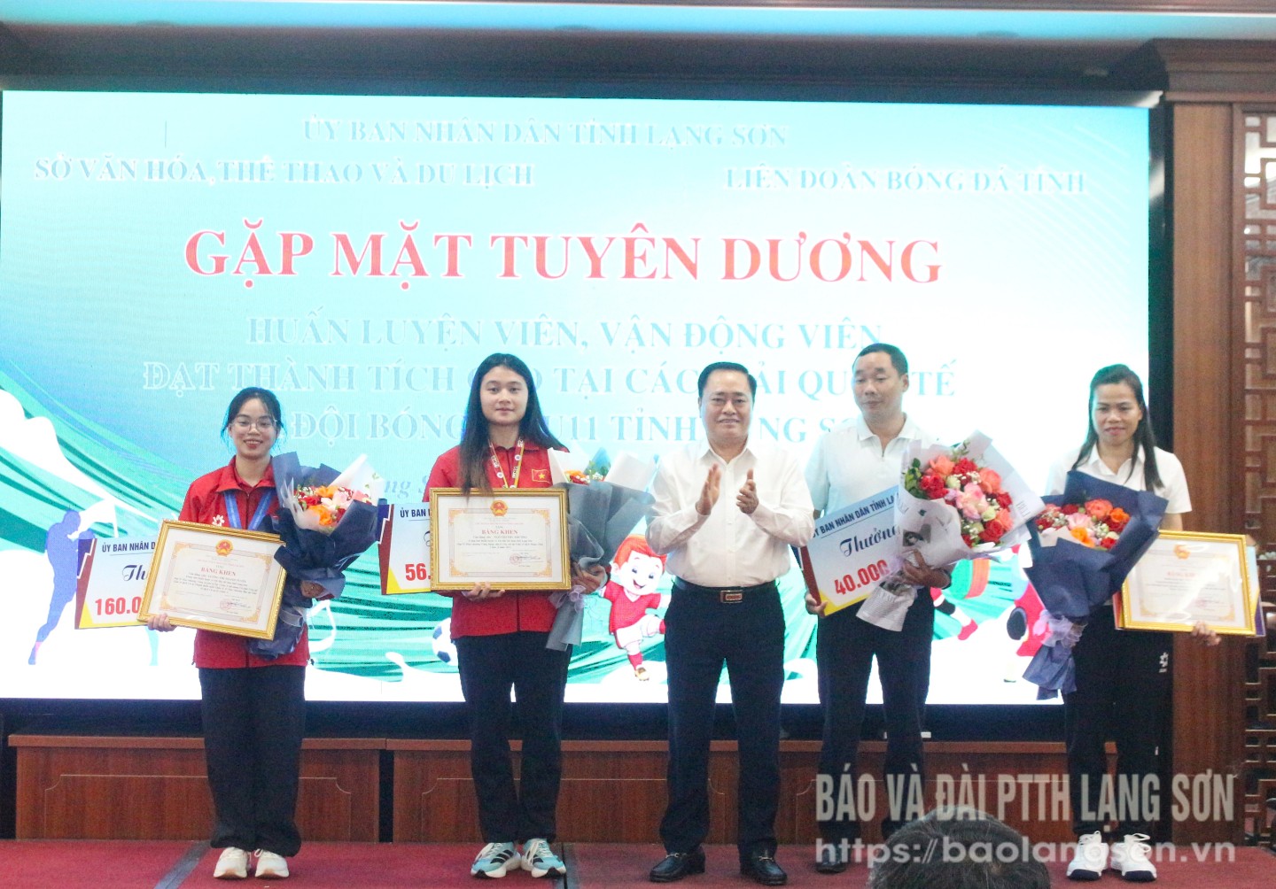 Đồng chí Hồ Tiến Thiệu, Phó Bí thư Tỉnh ủy, Chủ tịch UBND tỉnh trao bằng khen và phần thưởng cho các HLV, VĐV môn Cử tạ, Muay
