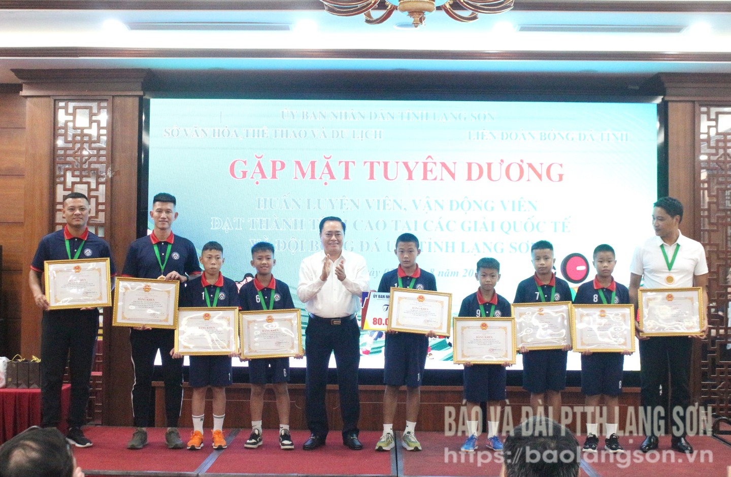 Đồng chí Hồ Tiến Thiệu, Phó Bí thư Tỉnh ủy, Chủ tịch UBND tỉnh trao bằng khen và phần thưởng cho các HLV, VĐV tiêu biểu của đội bóng đá U11