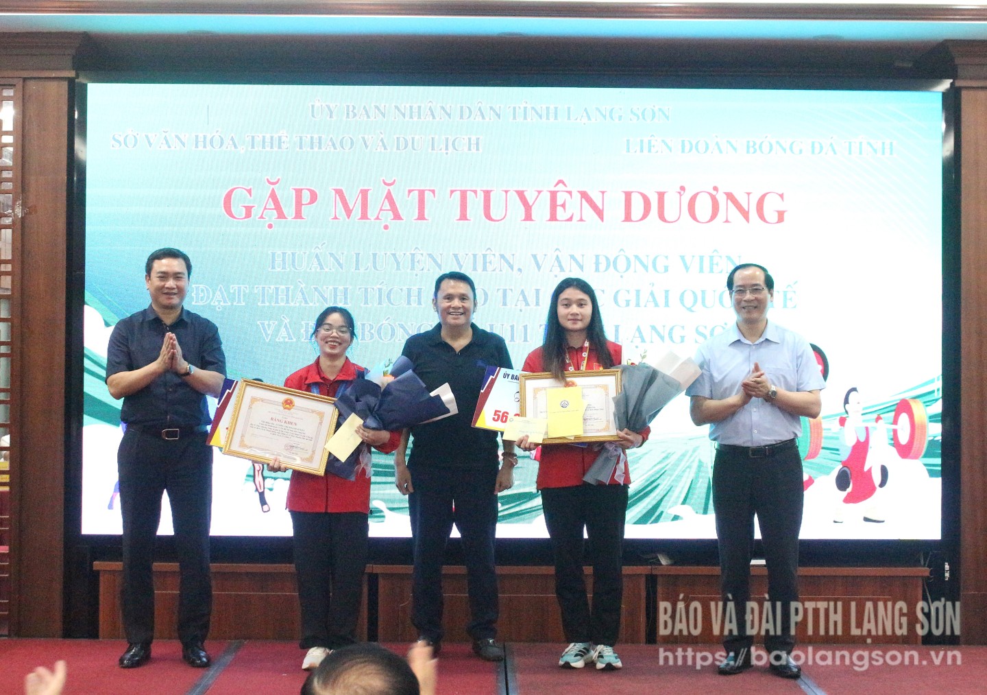 Các đồng chí lãnh đạo tỉnh, lãnh đạo Liên đoàn Bóng đá tỉnh trao thưởng cho các VĐV tiêu biểu môn Cử tạ, Muay