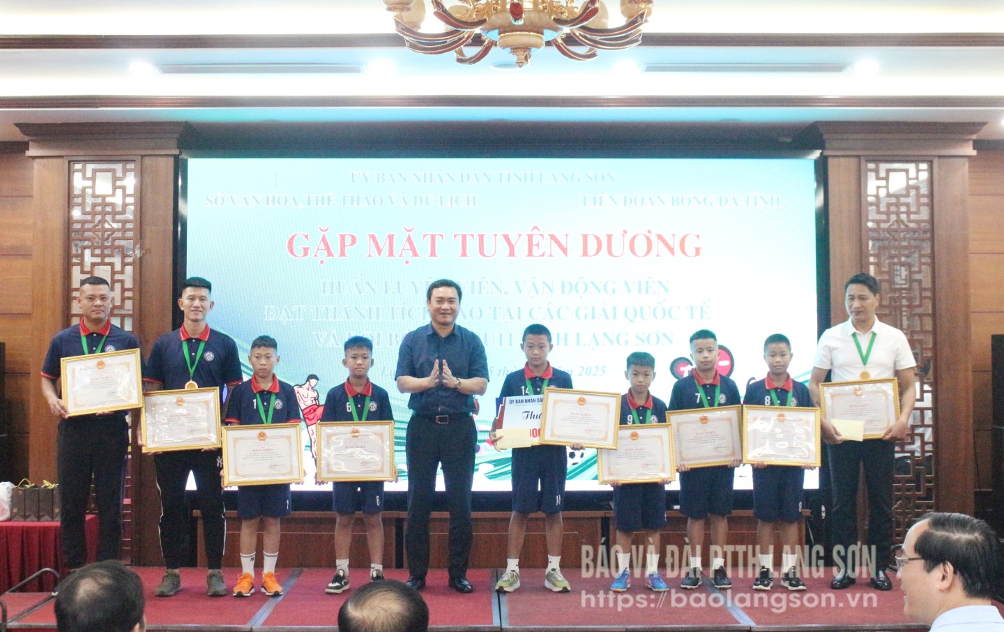 Đồng chí Nguyễn Cảnh Toàn, Phó Bí thư Tỉnh ủy tặng thưởng cho HLV, VĐV đội bóng U11