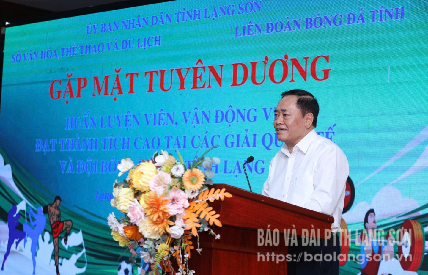Đồng chí Hồ Tiến Thiệu, Phó Bí thư Tỉnh ủy, Chủ tịch UBND tỉnh phát biểu trong chương trình gặp mặt