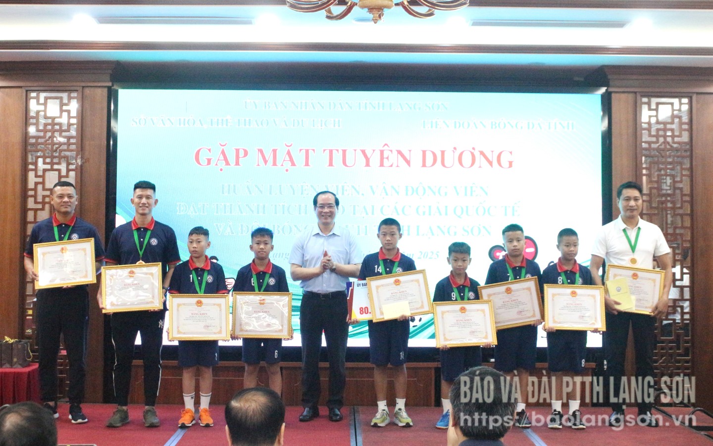 Đồng chí Dương Xuân Huyên, Ủy viên Ban Thường vụ Tỉnh ủy, Phó Chủ tịch Thường trực UBND tỉnh tặng thưởng cho HLV, VĐV đội bóng U11