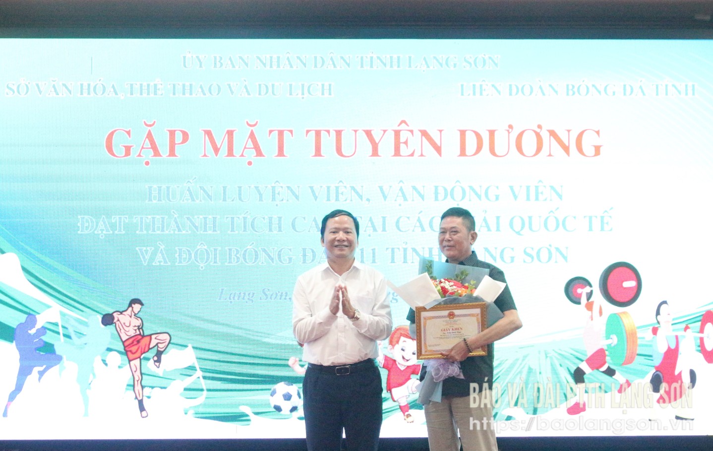 Lãnh đạo Sở Văn hóa, Thể thao và Du lịch tỉnh trao tặng giấy khen cho cá nhân có nhiều đóng góp cho đội tuyển bóng đá U11 đi thi đấu đạt thành tích cao