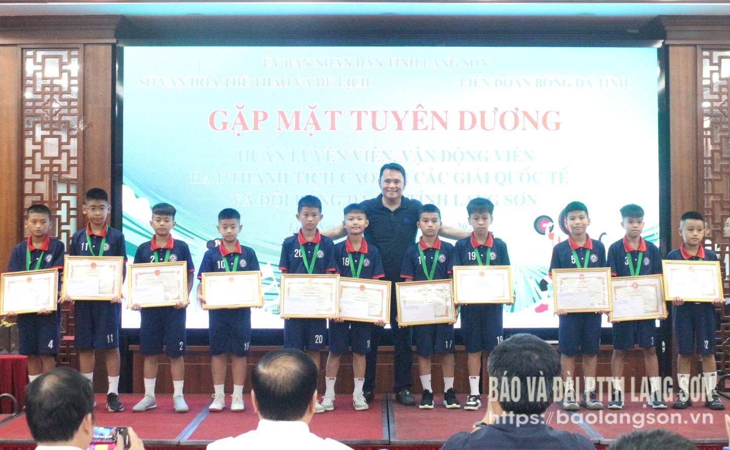 Lãnh đạo Liên đoàn Bóng đá tỉnh trao giấy khen và phần thưởng cho các VĐV đội bóng U11