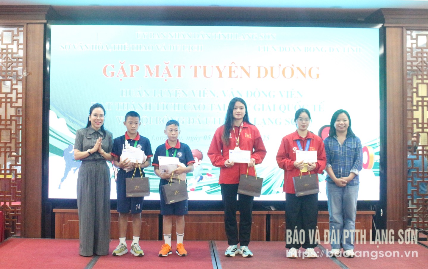 Các nhà tài trợ tặng thưởng cho các VĐV