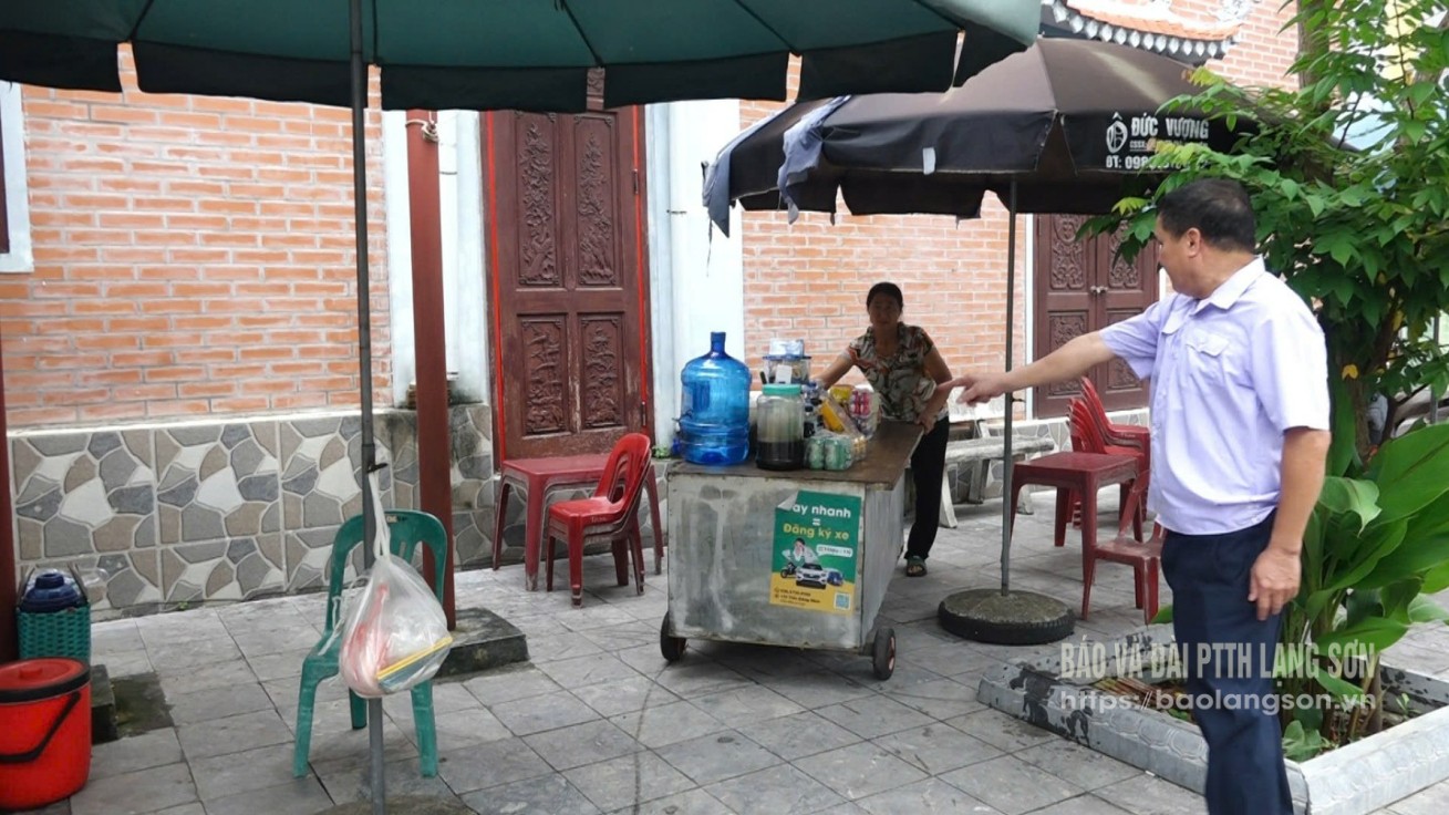 Lực lượng chức năng phường Lương Văn Tri nhắc nhở các hộ kinh doanh không lấn chiếm vỉa hè
