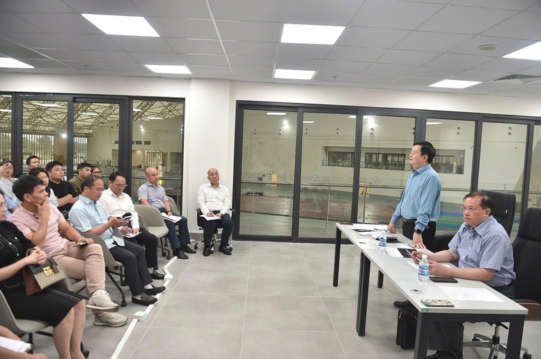 Phó Thủ tướng đề nghị các doanh nghiệp khẩn trương tiếp nhận mặt bằng, khẩn trương hoàn tất việc thiết kế, đến ngày 8/8 phải đồng loạt khởi động thi công - Ảnh: VGP/Giang Thanh