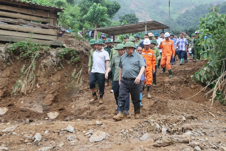 Chiều ngày 3/8, Thủ tướng Phạm Minh Chính và đoàn công tác đã tới hiện trường, thăm hỏi, động viên người dân chịu ảnh hưởng, thiệt hại nặng nề do mưa lũ, sạt lở đất tại xã Na Son, xã Tìa Dình, xã Xa Dung của tỉnh Điện Biên.