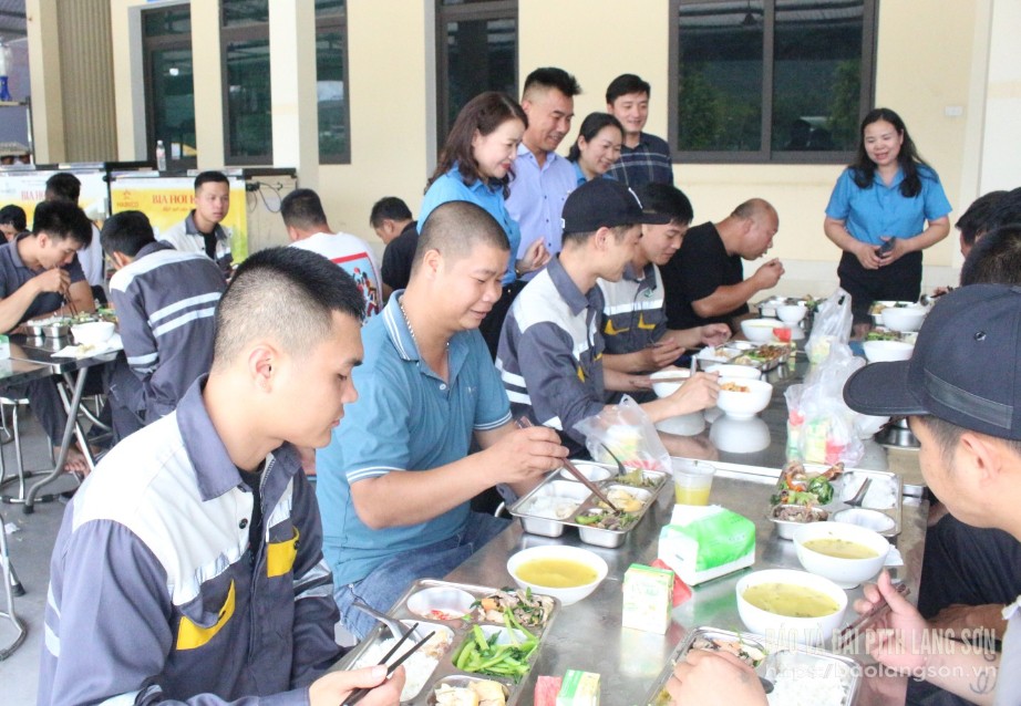 Công nhân Công ty Cổ phần Dịch vụ Xuất nhập khẩu Tổng hợp Chi Ma HTT tham gia “Bữa cơm công đoàn” năm 2025