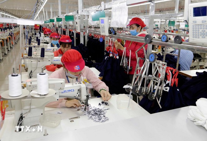 Sản xuất hàng dệt may xuất khẩu. (Nguồn: TTXVN)